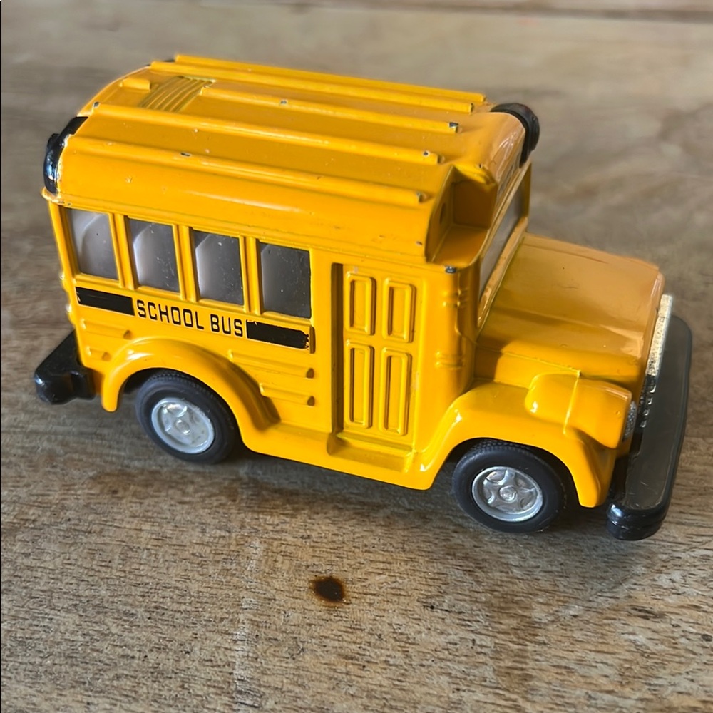 Kintoy Yellow School Bus Toy Car